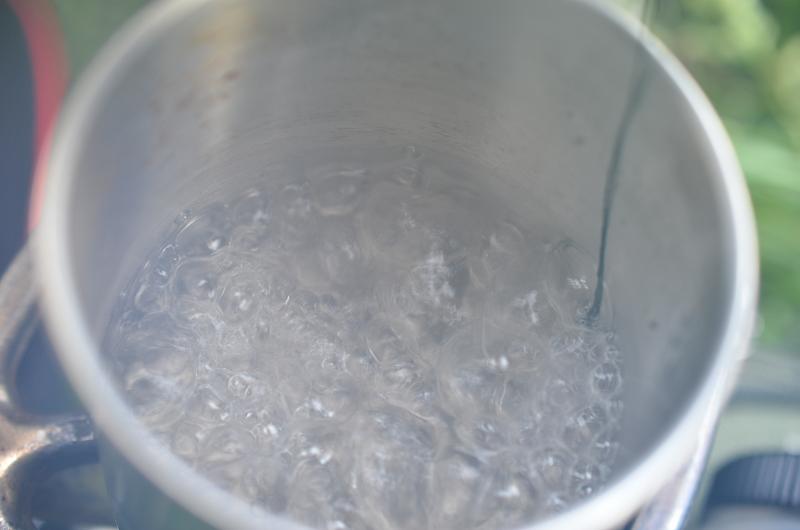 Montura Blow Back - b.	Cufundam carligul 5 secunde in apa clocotita.